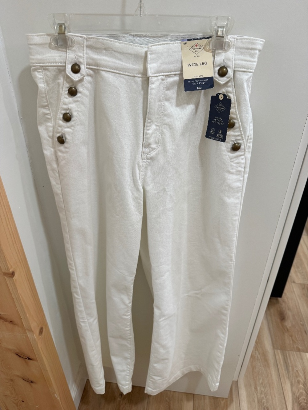 Womens sz 10 p sailor denim pants ( Jeans ) NWT white with Buttons St Johns bay
